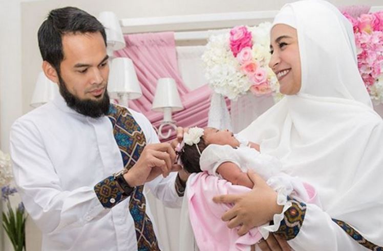 Mencukur Rambut Bayi, sumber : www.babatpost.com